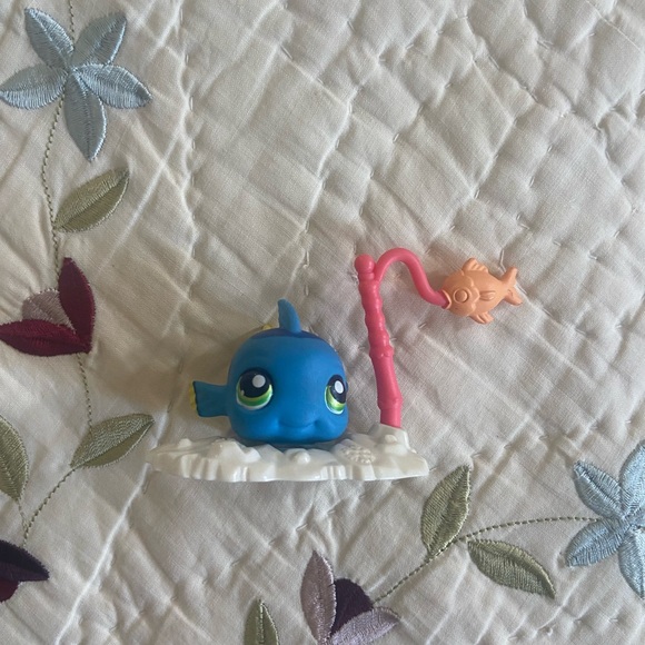 LPS #327 Fish - Picture 1 of 2